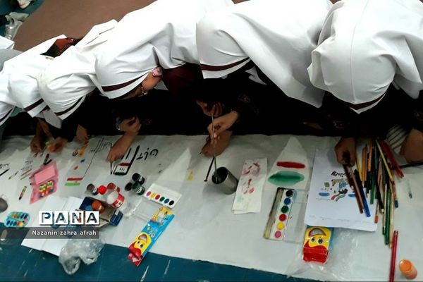 نقاشی همگانی ویژه مراسم روز دانش‌آموز و استکبارستیزی در مدرسه حضرت زهرا(س) رودهن