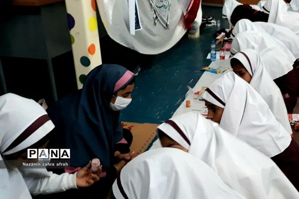 نقاشی همگانی ویژه مراسم روز دانش‌آموز و استکبارستیزی در مدرسه حضرت زهرا(س) رودهن