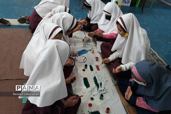 نقاشی همگانی ویژه مراسم روز دانش‌آموز و استکبارستیزی در مدرسه حضرت زهرا(س) رودهن