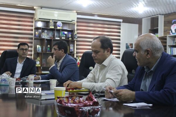 نشست نمایندگان مجلس دانش‌آموزی استان بوشهر با معاون آموزش متوسطه استان