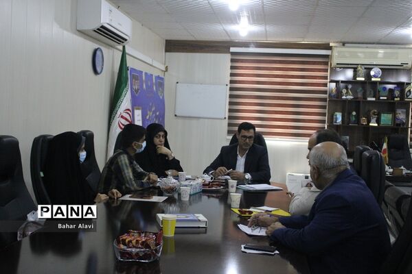 نشست نمایندگان مجلس دانش‌آموزی استان بوشهر با معاون آموزش متوسطه استان