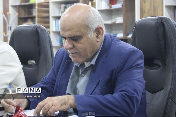 نشست نمایندگان مجلس دانش‌آموزی استان بوشهر با معاون آموزش متوسطه استان