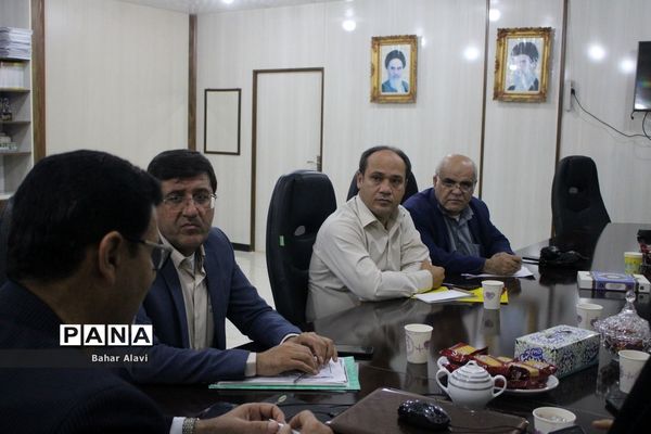 نشست نمایندگان مجلس دانش‌آموزی استان بوشهر با معاون آموزش متوسطه استان