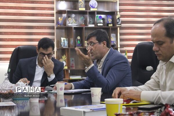 نشست نمایندگان مجلس دانش‌آموزی استان بوشهر با معاون آموزش متوسطه استان