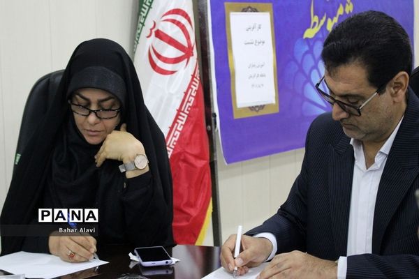 نشست نمایندگان مجلس دانش‌آموزی استان بوشهر با معاون آموزش متوسطه استان