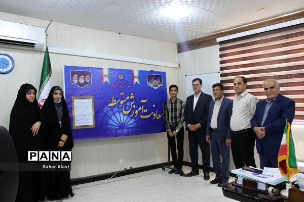 نشست نمایندگان مجلس دانش‌آموزی استان بوشهر با معاون آموزش متوسطه استان