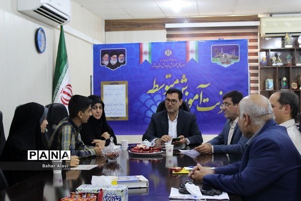نشست نمایندگان مجلس دانش‌آموزی استان بوشهر با معاون آموزش متوسطه استان