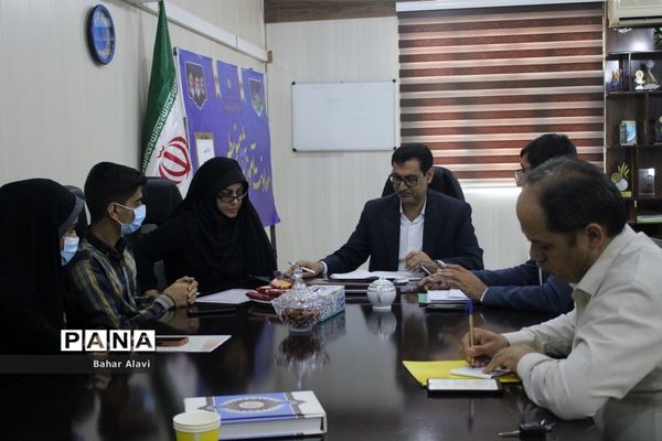 نشست نمایندگان مجلس دانش‌آموزی استان بوشهر با معاون آموزش متوسطه استان