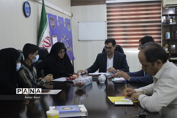نشست نمایندگان مجلس دانش‌آموزی استان بوشهر با معاون آموزش متوسطه استان