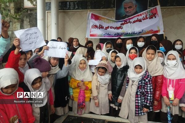 غبارروبی مزار شهدا توسط دانش‌آموزان رودهن در هفته بسیج دانش‌آموزی