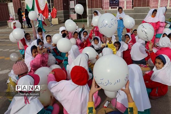 نواخته شدن زنگ استکبار ستیزی در مدارس آباده