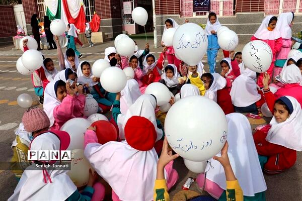نواخته شدن زنگ استکبار ستیزی در مدارس آباده