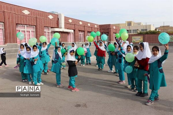نواخته شدن زنگ استکبار ستیزی در مدارس آباده