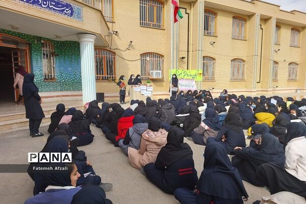 نواخته شدن زنگ استکبار ستیزی دبیرستان فرزانگان در اقلید استان فارس