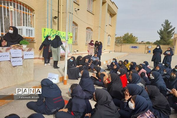 نواخته شدن زنگ استکبار ستیزی دبیرستان فرزانگان در اقلید استان فارس
