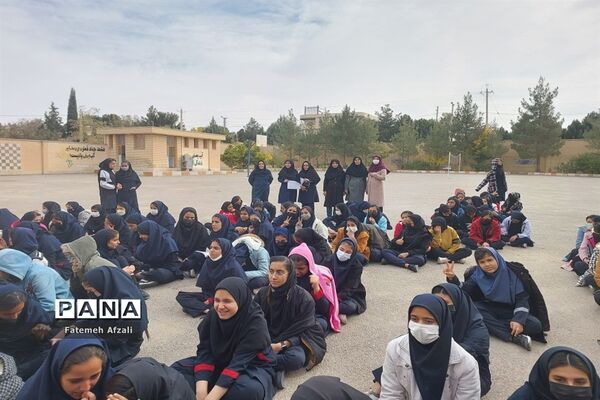 نواخته شدن زنگ استکبار ستیزی دبیرستان فرزانگان در اقلید استان فارس