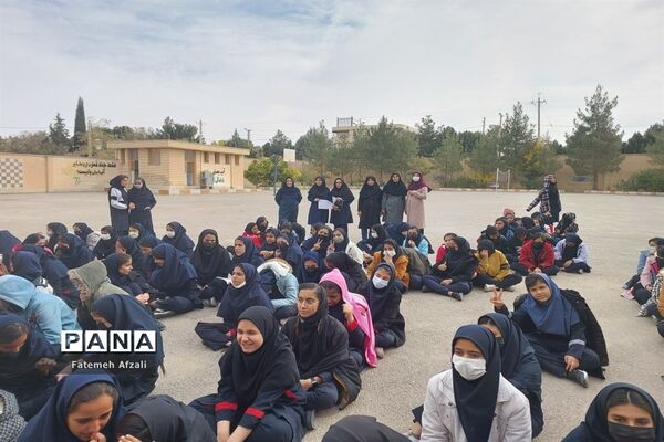 نواخته شدن زنگ استکبار ستیزی دبیرستان فرزانگان در اقلید استان فارس