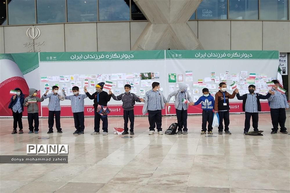 زنجیره انسانی دانش‌آموزان منطقه 2 شهر تهران