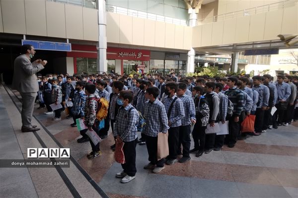 زنجیره انسانی دانش‌آموزان منطقه 2 شهر تهران