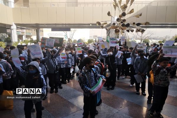 زنجیره انسانی دانش‌آموزان منطقه 2 شهر تهران