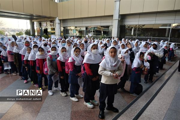 زنجیره انسانی دانش‌آموزان منطقه 2 شهر تهران