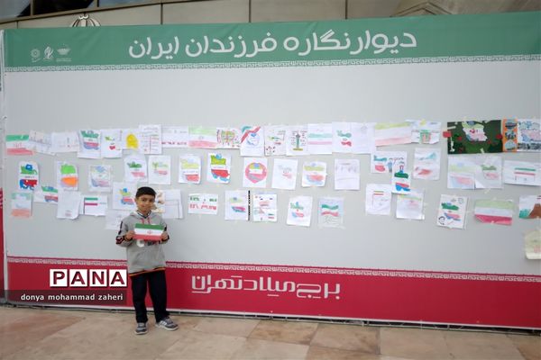 زنجیره انسانی دانش‌آموزان منطقه 2 شهر تهران