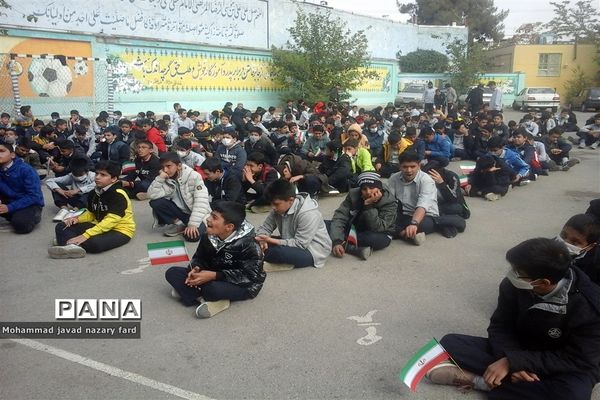 برگزاری مراسم زنگ استکبار ستیزی در دبیرستان شاهد مهدی هاشمی