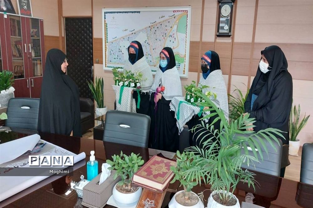 اهدای شاخه گل به مسئولان آموزش و پرورش منطقه ۱۳