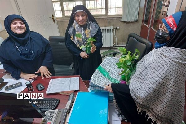 اهدای شاخه گل به مسئولان آموزش و پرورش منطقه ۱۳