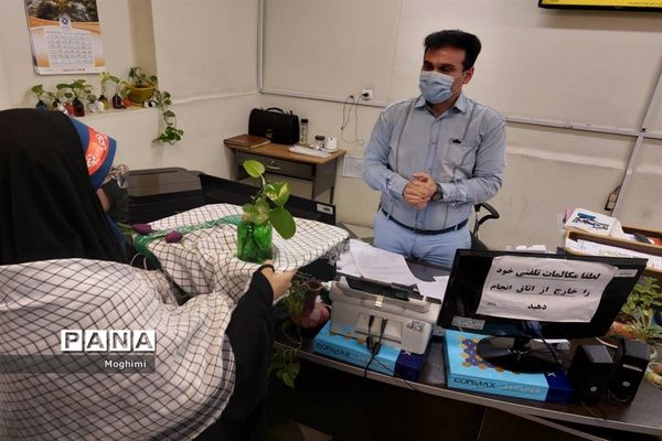 اهدای شاخه گل به مسئولان آموزش و پرورش منطقه ۱۳