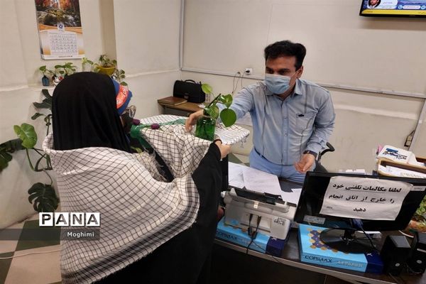 اهدای شاخه گل به مسئولان آموزش و پرورش منطقه ۱۳