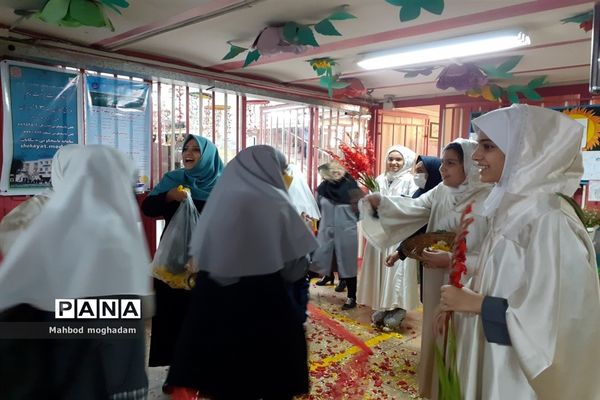 نواختن زنگ استکبار ستیزی در دبستان شهید بهشتی منطقه ۱۳