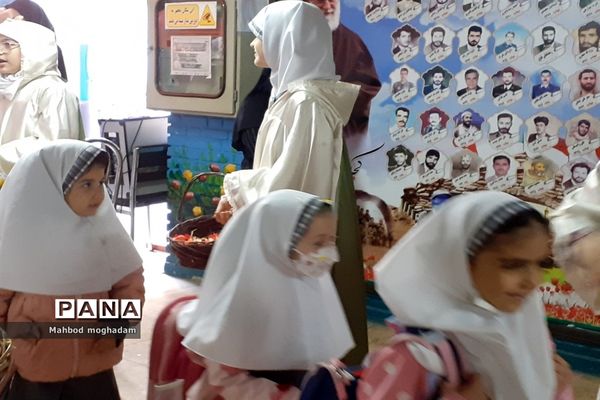 نواختن زنگ استکبار ستیزی در دبستان شهید بهشتی منطقه ۱۳