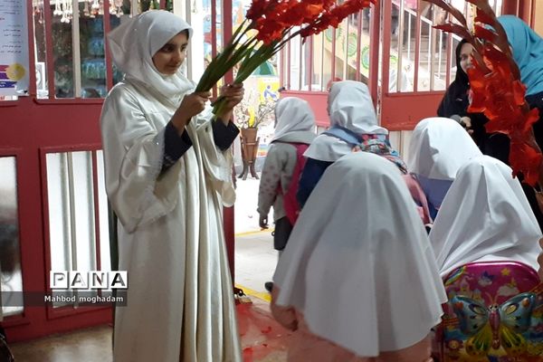 نواختن زنگ استکبار ستیزی در دبستان شهید بهشتی منطقه ۱۳