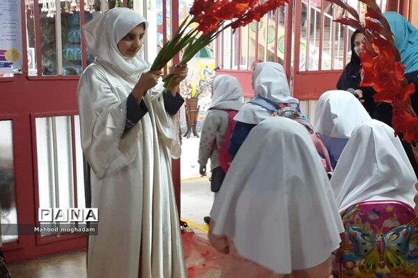 نواختن زنگ استکبار ستیزی در دبستان شهید بهشتی منطقه ۱۳