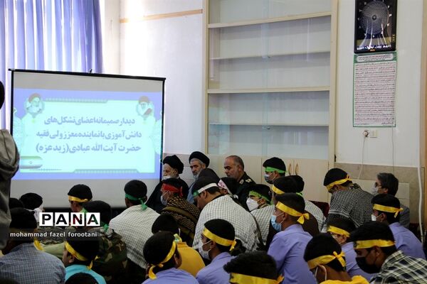 دیدار اعضای تشکل‌های دانش‌آموزی با نماینده ولی فقیه