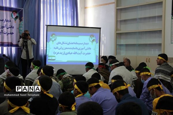 دیدار اعضای تشکل‌های دانش‌آموزی با نماینده ولی فقیه