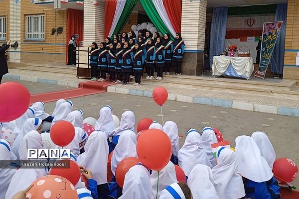 نمایشگاه نقاشی با موضوع ۱۳ آبان در بهارستان‌دو