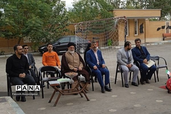 نمایشگاه نقاشی با موضوع ۱۳ آبان در بهارستان‌دو