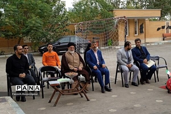 نمایشگاه نقاشی با موضوع ۱۳ آبان در بهارستان‌دو
