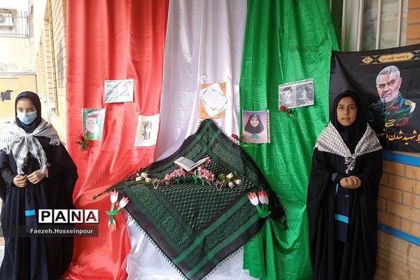 نمایشگاه نقاشی با موضوع ۱۳ آبان در بهارستان‌دو