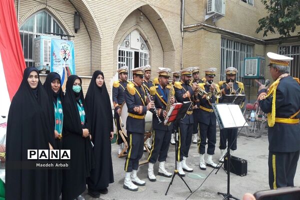 آیین نواختن زنگ استکبار ستیزی در دبیرستان شاهد شهید شیرودی