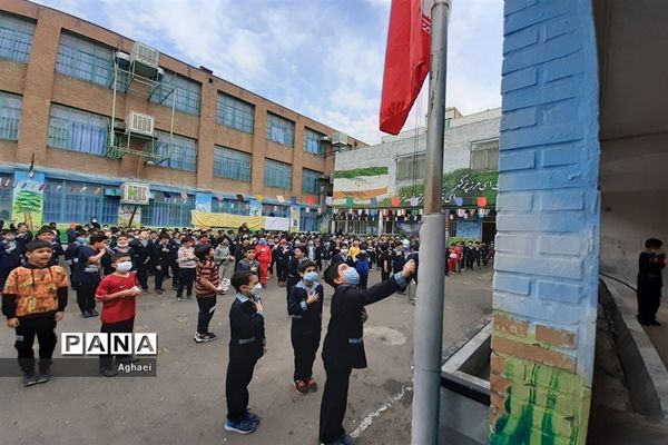 برگزاری زنگ استکبار ستیزی در دبستان احمد معینی منطقه ۱۳