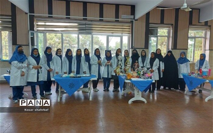 بازدید مسئولین آموزش و پرورش منطقه ١٣ از آزمایشگاه دبیرستان فرزانگان‌۴