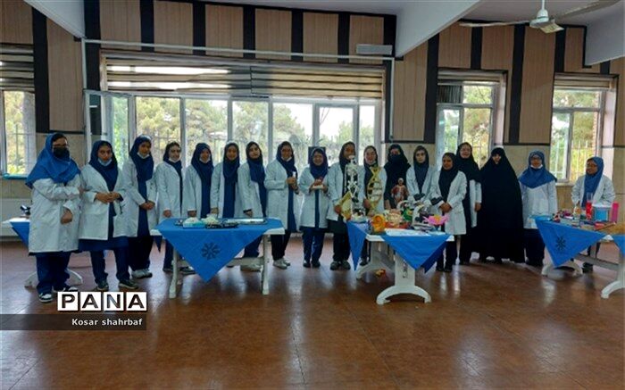 بازدید مسئولین آموزش و پرورش منطقه ١٣ از آزمایشگاه دبیرستان فرزانگان‌۴