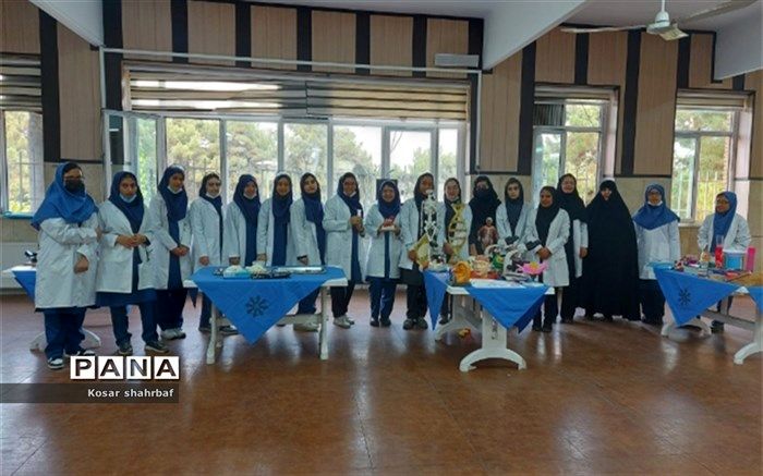 بازدید مسئولین آموزش و پرورش منطقه ١٣ از آزمایشگاه دبیرستان فرزانگان‌۴