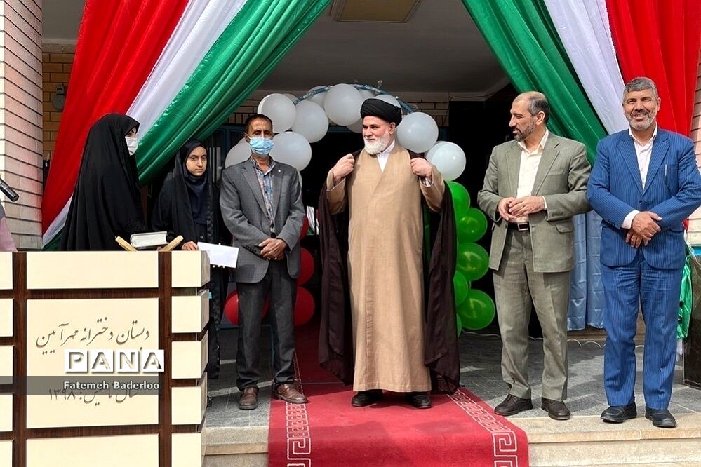 برگزاری مراسم روز دانش آموز با حضور خانواده شهدا در ناحیه دو بهارستان