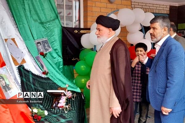 برگزاری مراسم روز دانش آموز با حضور خانواده شهدا در ناحیه دو بهارستان