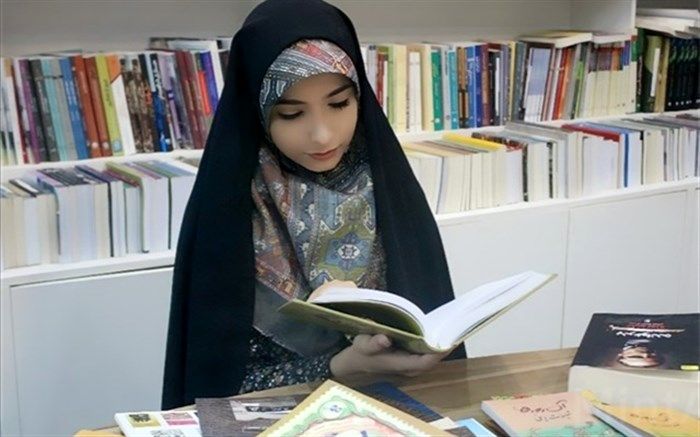 استقرار غرفه هنر همزمان با راهپیمایی روز 13 آبان در قم