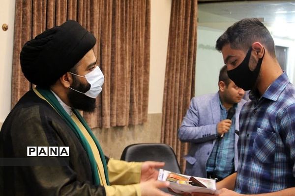 دیدار امام جمعه رودهن با فعالان و‌دانش‌آموزان نخبه بسیجی